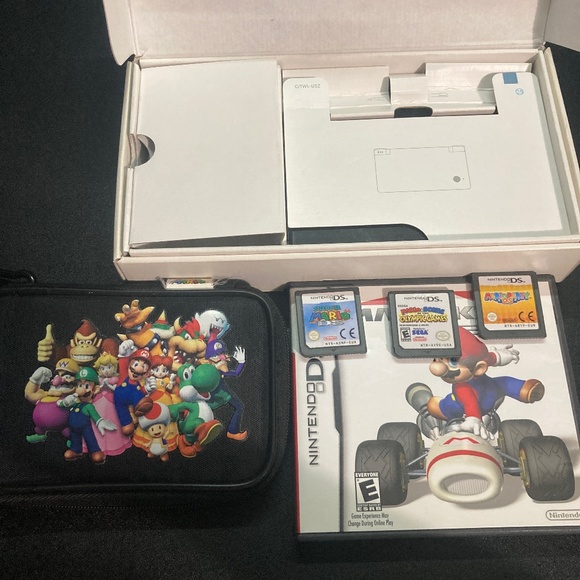 Dsi with case and 4 games - Picture 1 of 15